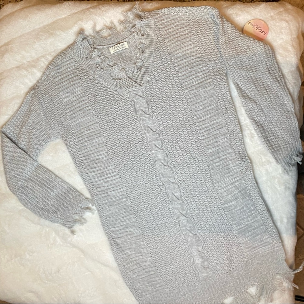 Full Circle Trends gray sweater with fringes